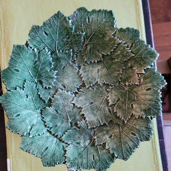 Grape leaves footed serving dish - Picture 2 of 6